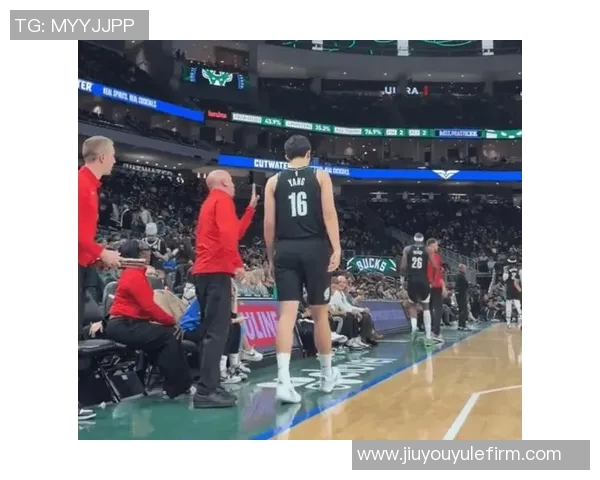 杨瀚森精彩单挑尤班克斯背运转身连招引发观众热烈反响