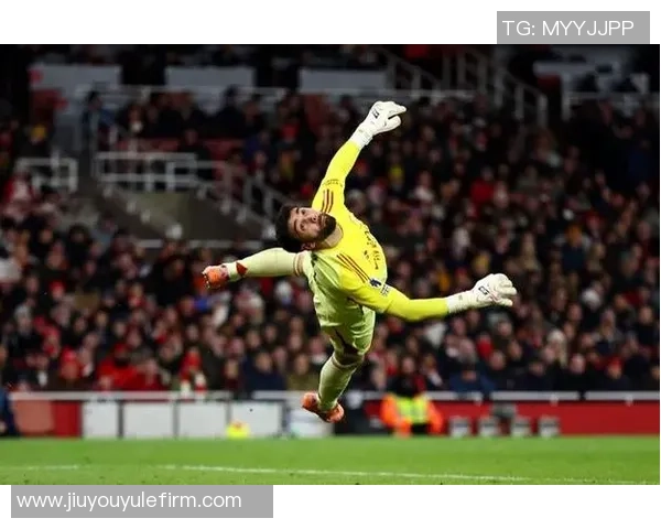 拉亚飞身扑救荣膺英超12月最佳扑救展现惊人反应能力